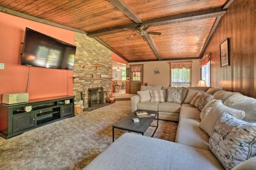 Westford House | Pet-Friendly Pymatuning Lake House Near Park & Beach