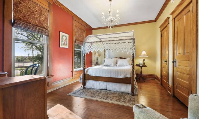 Sturgeon Bay Hotel | Elegant Queen Suite with Jet Tub in Downtown Getaway