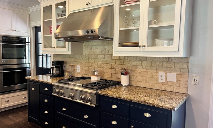 Hollywood - Santa Monica House | Charming Ranch - Near it All in East Dallas!