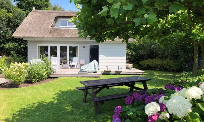 Haren House | Beautiful Lakehouse with Garden & Watersports Nearby