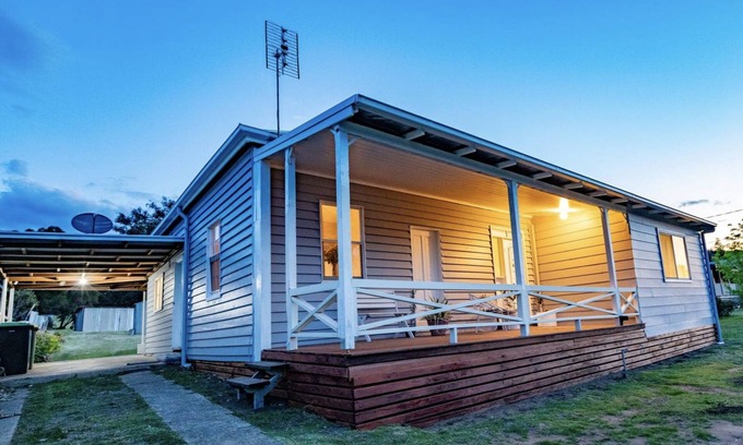 Murrurundi Cottage | Pet-Friendly 3 Bedroom Cottage with Mountain Views