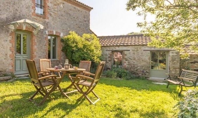 Rouans Cottage | Gite Rouans: Family-Friendly Retreat with Spa & Breakfast