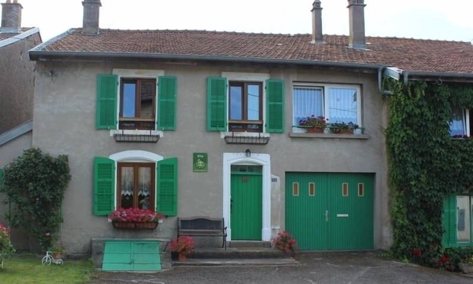 Reherrey Cottage | Gite Reherrey: Perfect for Family Getaways with Spa & Kitchen