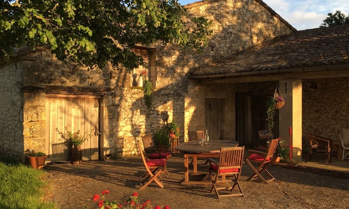 Castillonnes House | Renovated Farmhouse Retreat with Pool & Breakfast Included