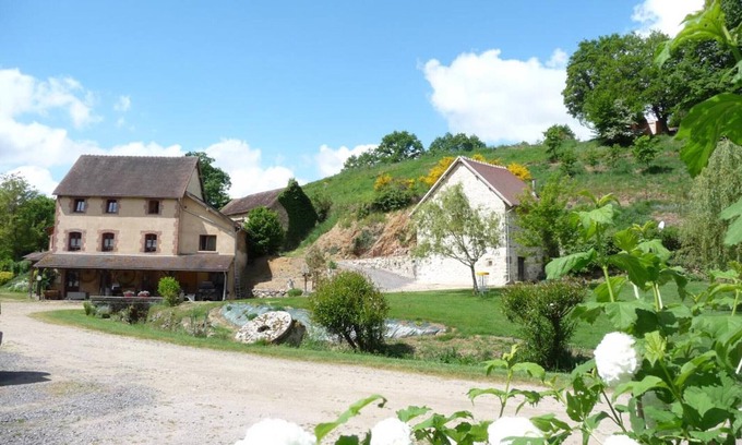 Vernusse Cottage | Gite Vernusse: Ideal 5-Bedroom Retreat for Families