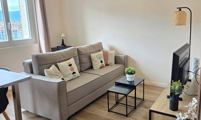 Quartier Capuche-Allies Apartment | Charming renovated T2 ~ air conditioning ~ WiFi ~ view ~ streetcar at foot