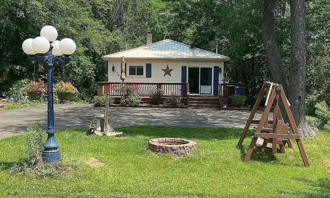 Hale Cabin | Delightful Rental Steps from Sage Lake Boat Launch