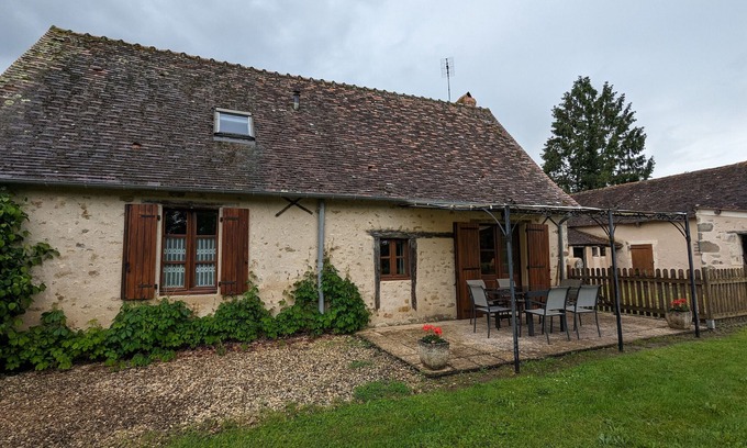 Ruffec Cottage | Gite Bélâbre: Ideal Getaway with Spa and Pet-Friendly Perks