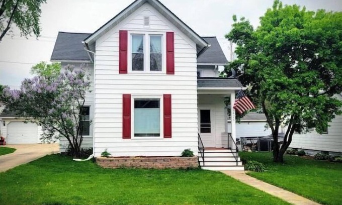 Fort Atkinson House | Exceptional 1891 House with Breakfast & Family-Friendly Amenities