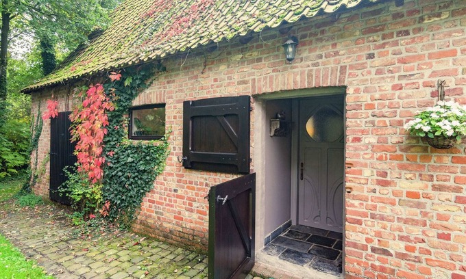 Veldegem House | Charming Holiday Home with Kitchen Near City Center