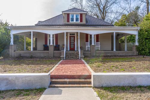 Carthage House | Relaxing Retreat in Downtown Carthage - Pet Friendly Haven