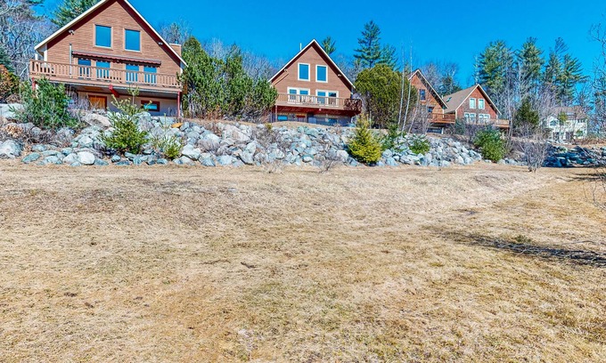 Intervale House | Cozy Retreat with Deck, Grill & Jetted Tub - Rated 9.6/10