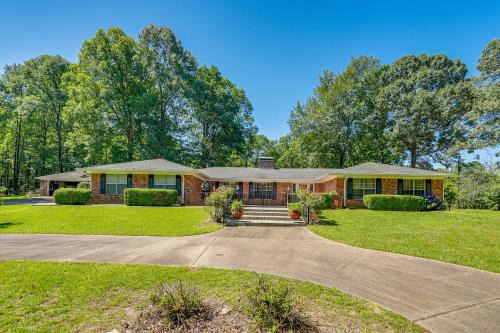 Lincoln Parish House | Relaxing Simsboro Retreat on 5 Acres with Family-Friendly Patio