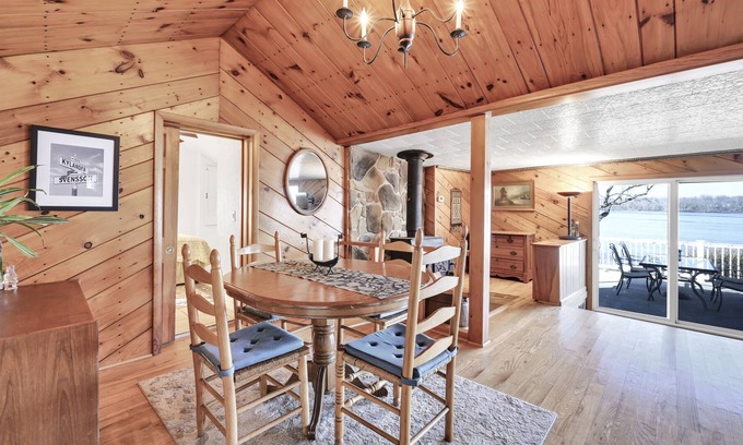 Salunga House | Riverside Cottage with Breathtaking Views & Great Amenities