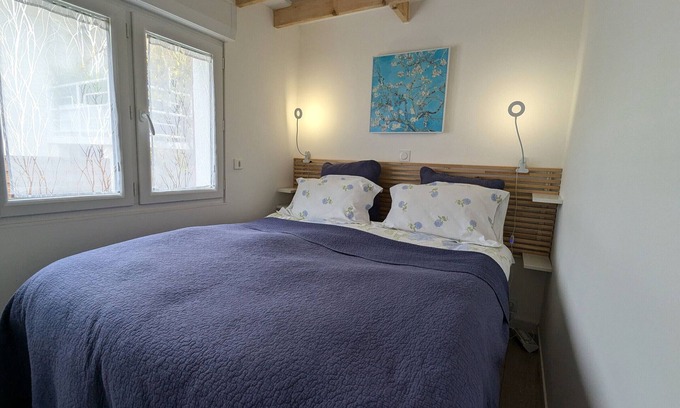 Montargis Cottage | Cozy Gite Montargis: Serene Lake View & Spa Retreat