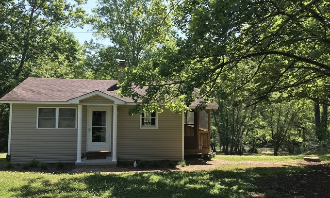 Piedmont House | Escape the City: Buffalo River Bungalow with Pool & Breakfast