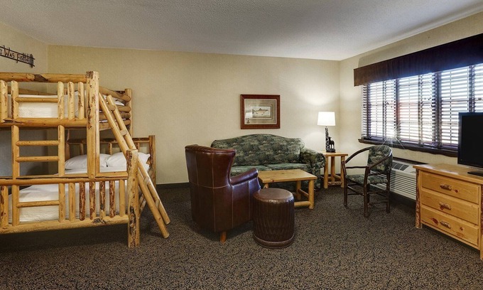 Moline Hotel | Riverside Oasis with Free Breakfast & Family-Friendly Amenities