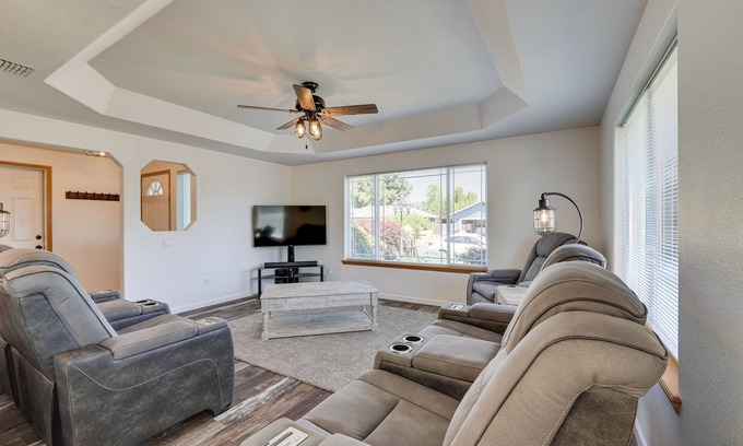 Medford House | Enchanting Rogue Valley Retreat with Spa & Breakfast