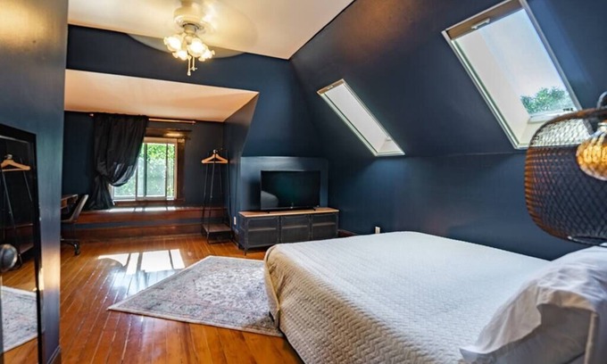 Broadway Hotel | Historic Inn Room with Kitchen and Convenient Parking