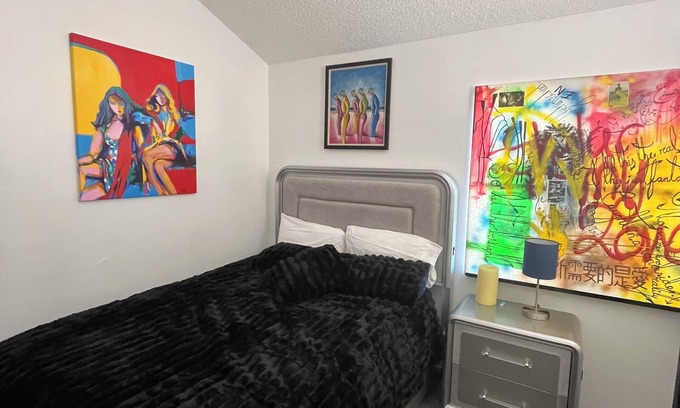 Newhall Condo | Charming Room in a condo w. Private bathroom Santa Clarita/Art Studio/Gallery