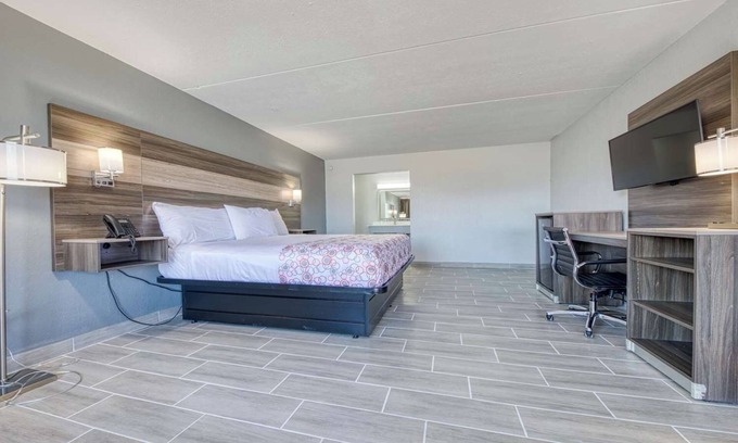 Revelo Hotel | Charming Room w/Free Breakfast, Outdoor Pool, Close to Stearns Historic Sites