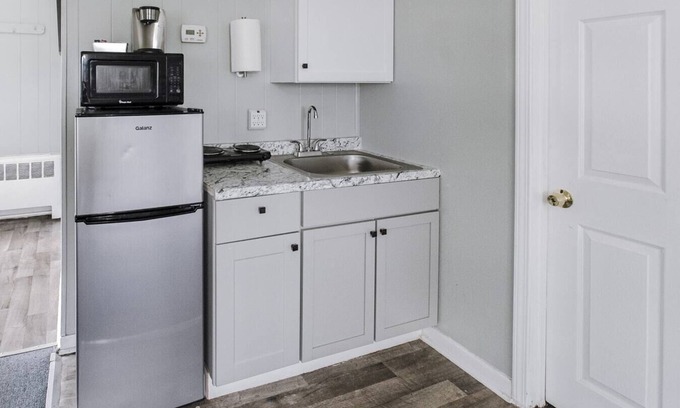 Riverview Apartment | Charming Room w/Private Bath & Wi-fi in Brownstown!