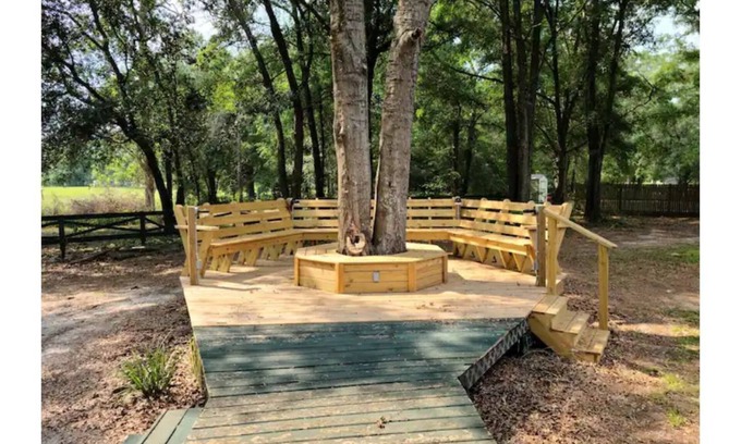 Dowling Park House | Idyllic 3-Bedroom Log Cabin with Free Parking & Pool