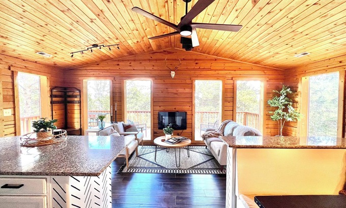 Bailey House | Welcoming Rural Retreat: Ideal for Work, Play & Family Fun