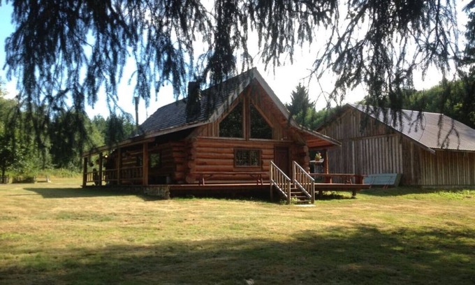 Raymond Cabin | Rustic Log Home by South Fork River with Hot Tub & Spa