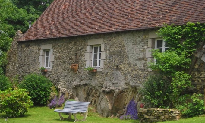 Moulins-le-Carbonnel Cottage | Pet-Friendly Gite Moulins-le-Carbonnel: 10/10 Rated Stay