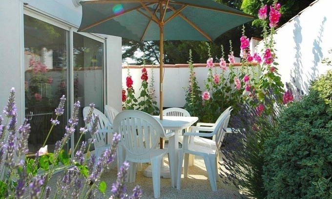 La Couarde-sur-Mer House | Seaside Retreat with Garden & Ocean View - Pet Friendly