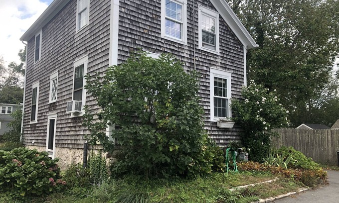 Dartmouth House | Relaxing Padanarum Cottage with Oceanview, Heart of Village