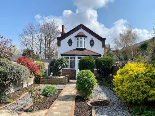 Leigh-on-Sea House | Cozy Seaside Cottage in Leigh-on-Sea, Pet-Friendly Awaits