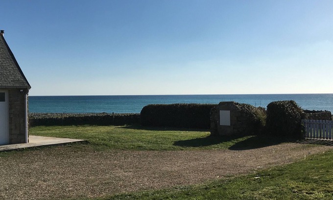 Plozevet House | Charming seaside fisherman's cottage with garden