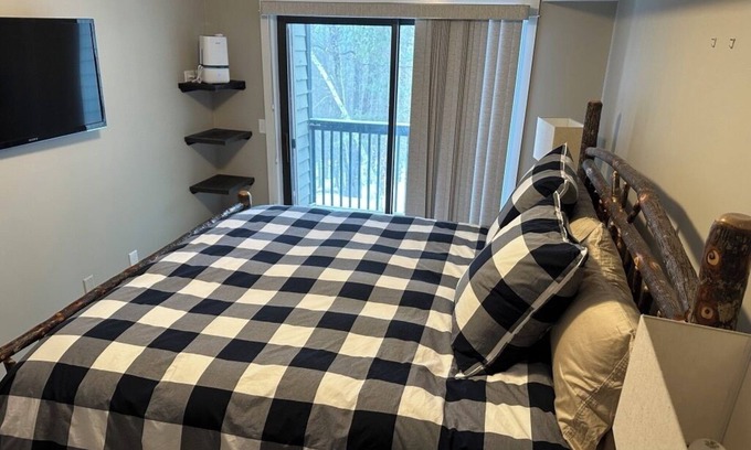 Ludlow Condo | Inviting Ski Condo - Just Steps from the Slopes!