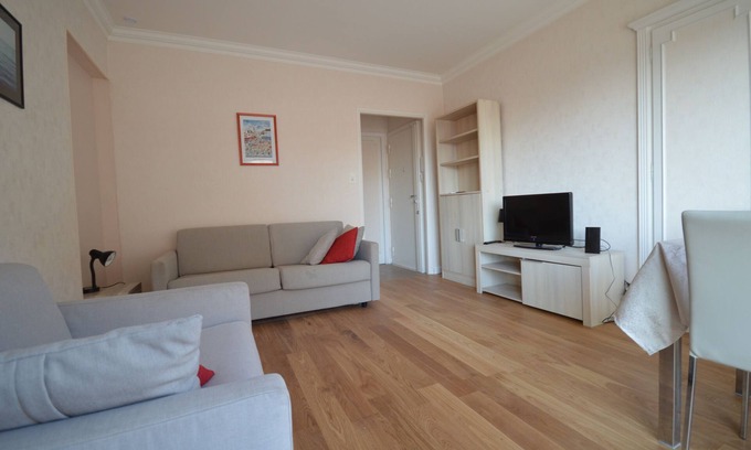 Riou - Petit Juas - Av de Grasse Apartment | Modern Stanislas Studio: Wi-Fi, Air Conditioning & More