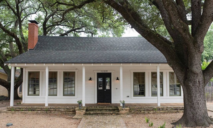 Phillips House | Charming stay centrally located to everywhere you need to be in Bryan/College Station