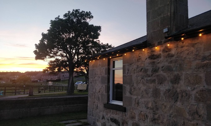 Lossiemouth House | Exquisite Stone Bungalow: Guest Rated 9.6 with Kitchen
