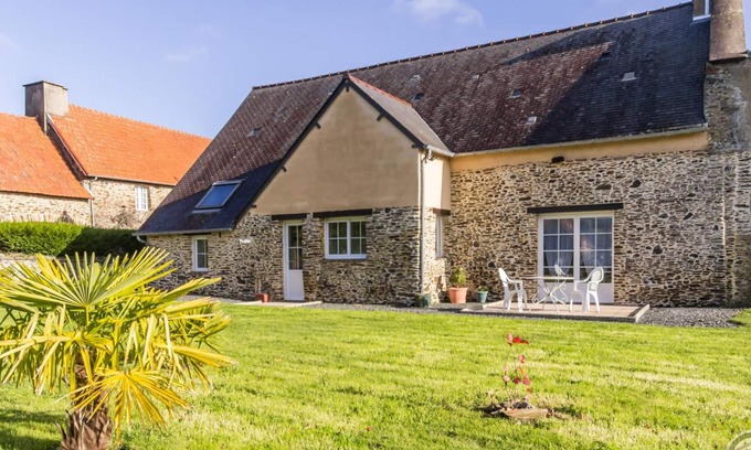 Saint-Lo Cottage | Cozy Gite Saint-Lô with Spa and Kitchen for 4 Guests