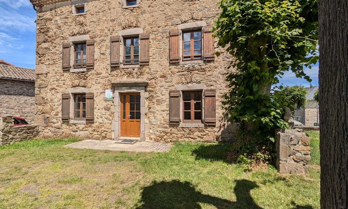 Pinols Cottage | Gite Pinols: Ideal 3-Bedroom Retreat with Top Amenities