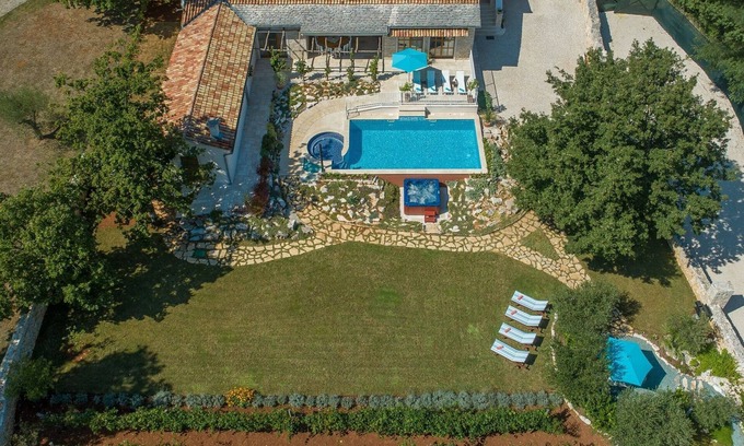 Heki Cabin | Charming stone villa for 14 people, with pool and jacuzzi, in central Istria