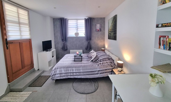 Montfort-l'Amaury Apartment | Charming studio in the center of Montfort L'amaury
