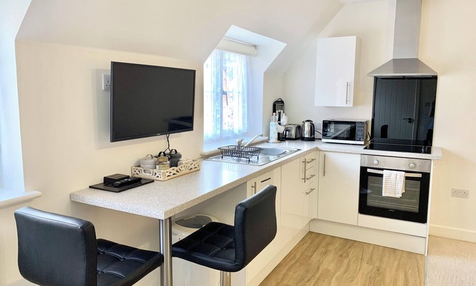 Coleford Apartment | Stylish Studio Apartment Perfect for Short or Extended Stays