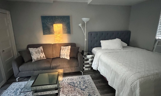 South Central Houston Apartment | Charming Studio apartment with WiFi, AC in EaDO