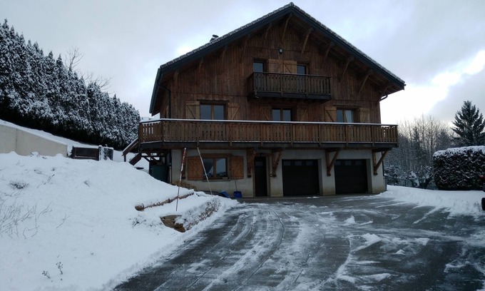 Jougne Apartment | Inviting Studio Retreat with Spa and Breakfast Included