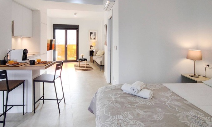 El Molinillo Apartment | Cozy Studio in Central Malaga with Spa & Family Amenities