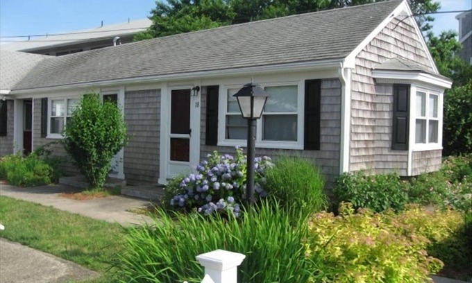 Dennis Port Condo | Cozy Oceanfront Studio Steps from Glendon Beach - 9.8 Rated