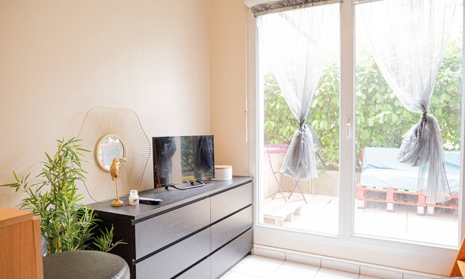 Yves Farge - Le Fleuve Apartment | Cozy Studio Near Jean Macé with Breakfast & Kitchen Access