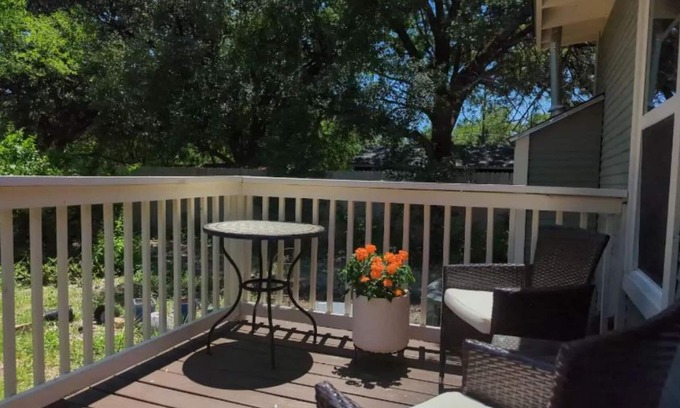 Southtown House | Budget-Friendly Studio with Deck Garden and Breakfast