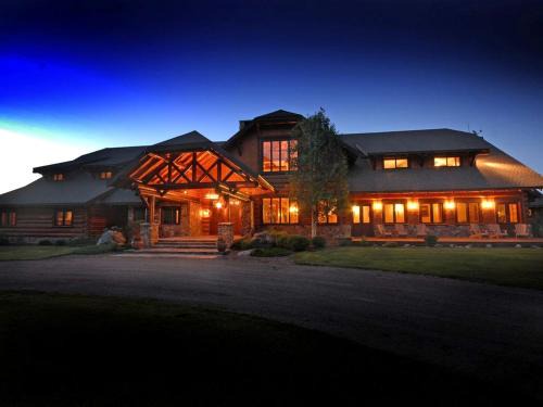 Divide House | Charming Suite Retreat for Couples in Melrose, Montana